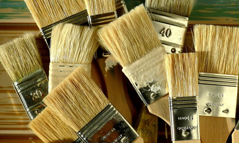 Choisir les bons outils : rouleaux, pinceaux et autres indispensables