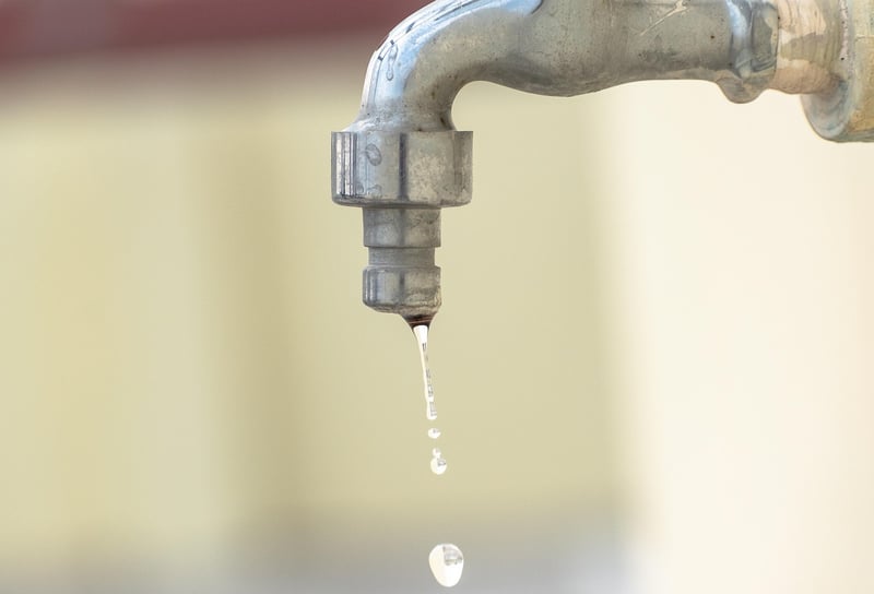 Comment réparer une chasse d'eau qui fuit en 2026 : guide ultime et astuces